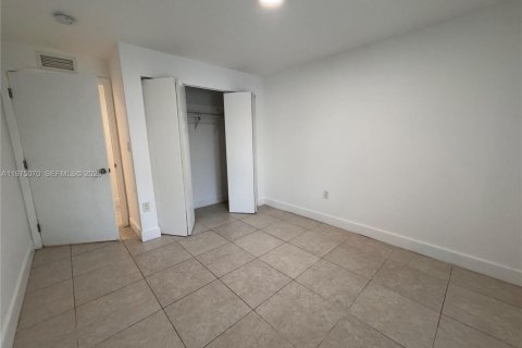 Снять в аренду квартиру в Халландейл-Бич, Флорида 3 спальни, 120.77м2, № 2038219 - фото 7