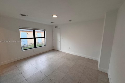 Снять в аренду квартиру в Халландейл-Бич, Флорида 3 спальни, 120.77м2, № 2038219 - фото 4