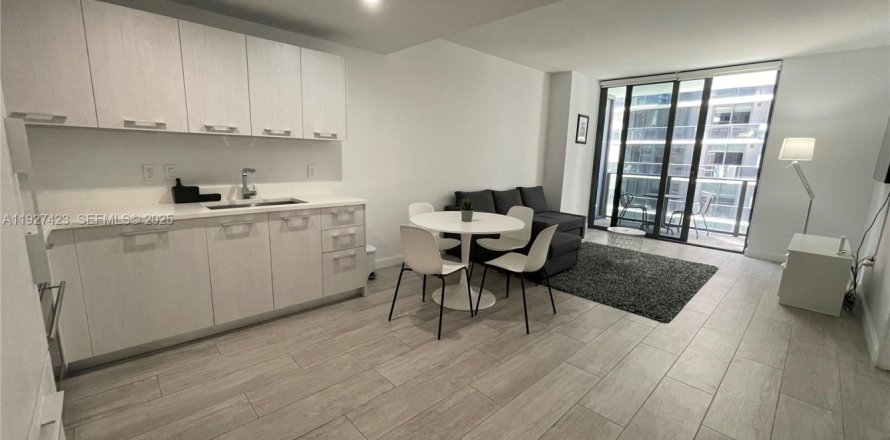Condominio en Miami, Florida, 1 dormitorio № 1986006