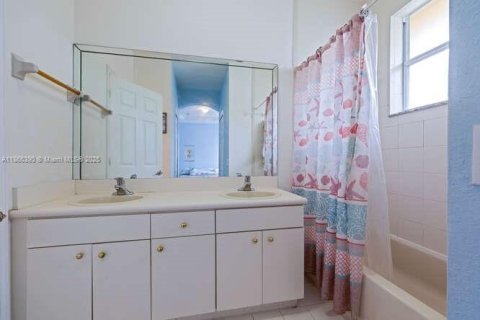 Townhouse in Homestead, Florida 3 bedrooms, 146.04 sq.m. № 2012574 - photo 19