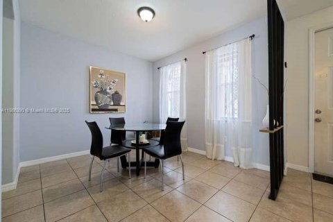 Townhouse in Homestead, Florida 3 bedrooms, 146.04 sq.m. № 2012574 - photo 6