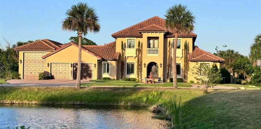 House in Titusville, Florida 3 bedrooms, 364.27 sq.m. № 2211032