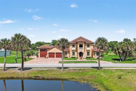 House in Titusville, Florida 3 bedrooms, 364.27 sq.m. № 2211032 - photo 3