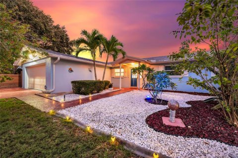House in Cape Canaveral, Florida 3 bedrooms, 140.75 sq.m. № 2098406