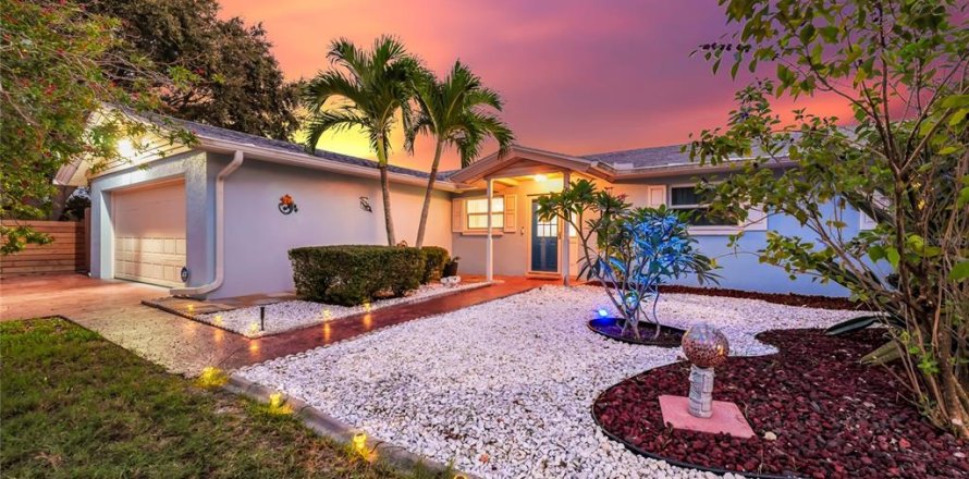 House in Cape Canaveral, Florida 3 bedrooms, 140.75 sq.m. № 2098406