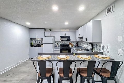 Condominio en alquiler en Land O' Lakes, Florida, 2 dormitorios, 74.32 m2 № 2111033 - foto 7