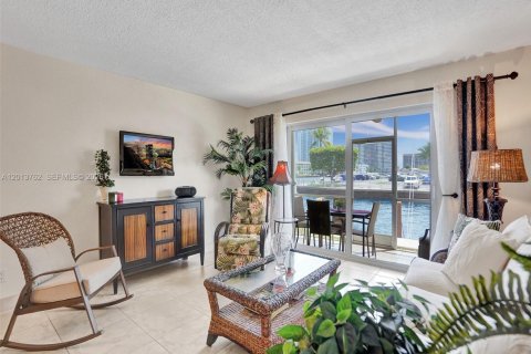 Copropriété à louer à Hallandale Beach, Floride: 1 chambre, 82.68 m2 № 2186622 - photo 5