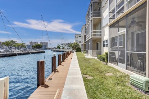 Copropriété à louer à Hallandale Beach, Floride: 1 chambre, 82.68 m2 № 2186622 - photo 27