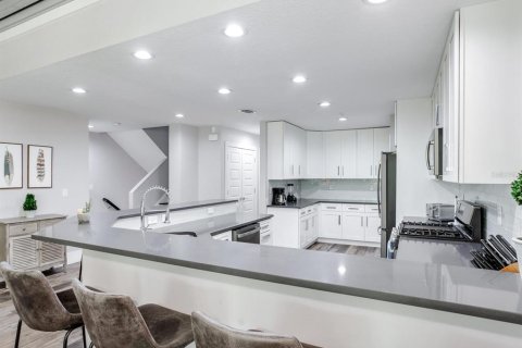 Touwnhouse à louer à Redington Shores, Floride: 4 chambres, 232.26 m2 № 2436786 - photo 12