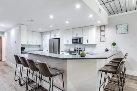 Touwnhouse à louer à Redington Shores, Floride: 4 chambres, 232.26 m2 № 2436786 - photo 10