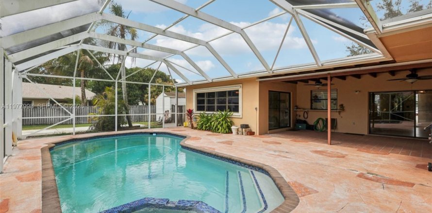 House in Cooper City, Florida 3 bedrooms, 165.92 sq.m. № 2041995