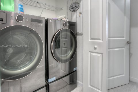 Touwnhouse à vendre à Miami, Floride: 3 chambres, 168.34 m2 № 1977344 - photo 13