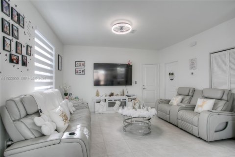 Touwnhouse à vendre à Miami, Floride: 3 chambres, 168.34 m2 № 1977344 - photo 4