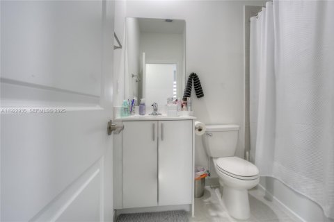 Touwnhouse à vendre à Miami, Floride: 3 chambres, 168.34 m2 № 1977344 - photo 8