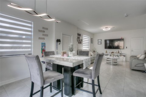 Touwnhouse à vendre à Miami, Floride: 3 chambres, 168.34 m2 № 1977344 - photo 6