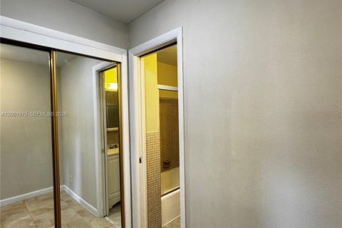 Copropriété à louer à Hallandale Beach, Floride: 1 chambre, 71.53 m2 № 2065677 - photo 10