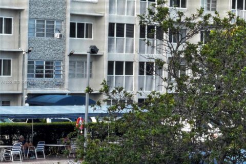 Copropriété à louer à Hallandale Beach, Floride: 1 chambre, 71.53 m2 № 2065677 - photo 24