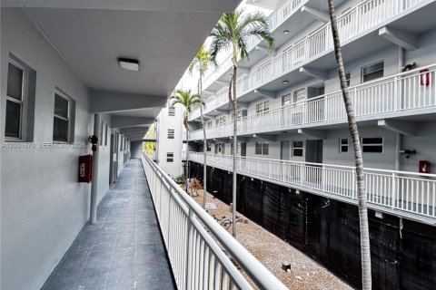 Copropriété à louer à Hallandale Beach, Floride: 1 chambre, 71.53 m2 № 2065677 - photo 15