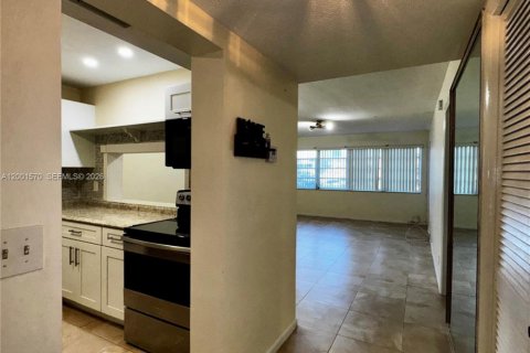 Copropriété à louer à Hallandale Beach, Floride: 1 chambre, 71.53 m2 № 2065677 - photo 4