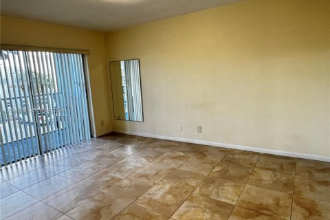 Copropriété à louer à Hallandale Beach, Floride: 1 chambre, 71.53 m2 № 2065677 - photo 7