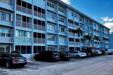 Copropriété à louer à Hallandale Beach, Floride: 1 chambre, 71.53 m2 № 2065677 - photo 21