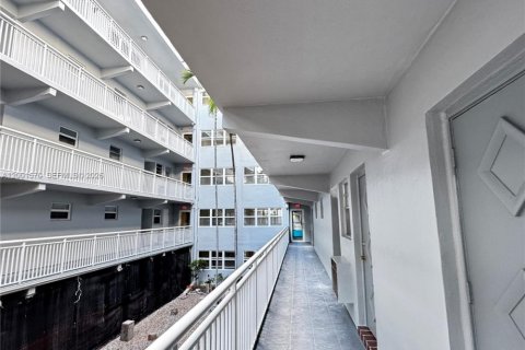 Copropriété à louer à Hallandale Beach, Floride: 1 chambre, 71.53 m2 № 2065677 - photo 14