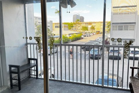 Copropriété à louer à Hallandale Beach, Floride: 1 chambre, 71.53 m2 № 2065677 - photo 12