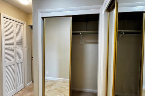 Copropriété à louer à Hallandale Beach, Floride: 1 chambre, 71.53 m2 № 2065677 - photo 9