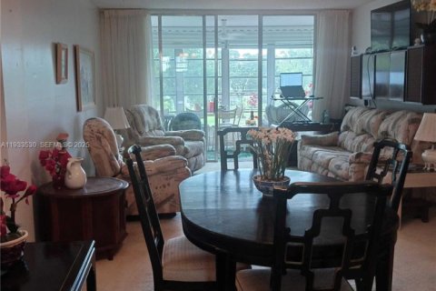 Condominio en venta en Lauderdale Lakes, Florida, 2 dormitorios, 89.19 m2 № 2152478 - foto 2