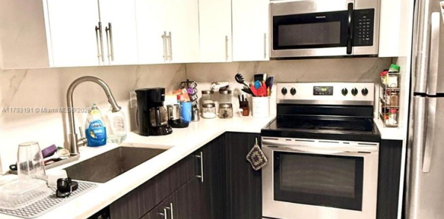 Condominio en Miami, Florida, 2 dormitorios  № 1699796