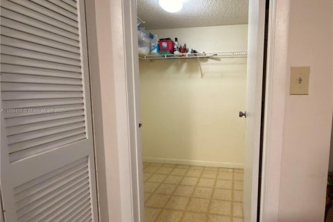 Copropriété à vendre à Pembroke Pines, Floride: 1 chambre, 96.34 m2 № 1966500 - photo 18