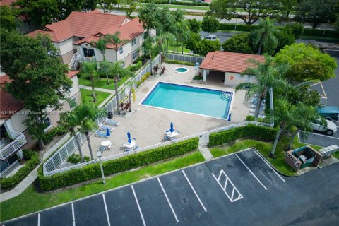 Copropriété à vendre à Pembroke Pines, Floride: 1 chambre, 96.34 m2 № 1966500 - photo 1