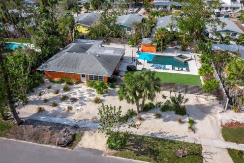 House in Longboat Key, Florida 3 bedrooms, 172.98 sq.m. № 1751201 - photo 1