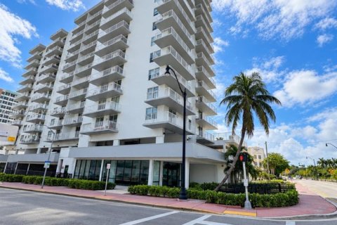 Copropriété à vendre à Miami Beach, Floride: 1 chambre, 83.61 m2 № 2412479 - photo 2