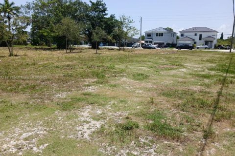 Commercial property in Miami-Dade, Florida № 1774167 - photo 5