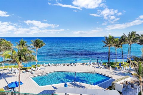 Condo in Riviera Beach, Florida, 3 bedrooms  № 1996062 - photo 2