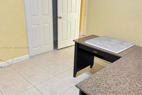 Снять в аренду виллу или дом в Хомстед, Флорида 3 спальни, 124.86м2, № 1983903 - фото 11