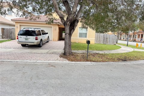 Снять в аренду виллу или дом в Хомстед, Флорида 3 спальни, 124.86м2, № 1983903 - фото 2