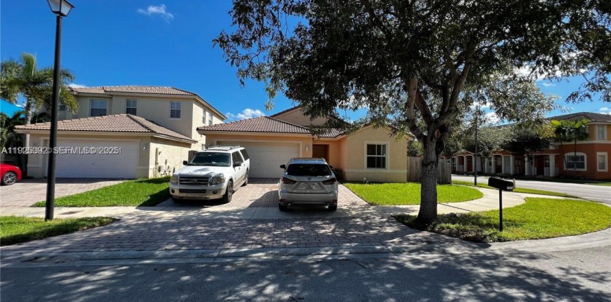 Дом в Хомстед, Флорида 3 спальни, 124.86м2 № 1983903