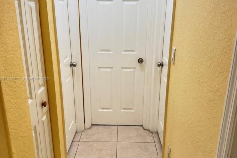 Снять в аренду виллу или дом в Хомстед, Флорида 3 спальни, 124.86м2, № 1983903 - фото 8