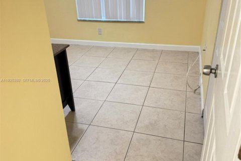 Снять в аренду виллу или дом в Хомстед, Флорида 3 спальни, 124.86м2, № 1983903 - фото 12