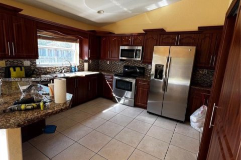 Снять в аренду виллу или дом в Хомстед, Флорида 3 спальни, 124.86м2, № 1983903 - фото 6