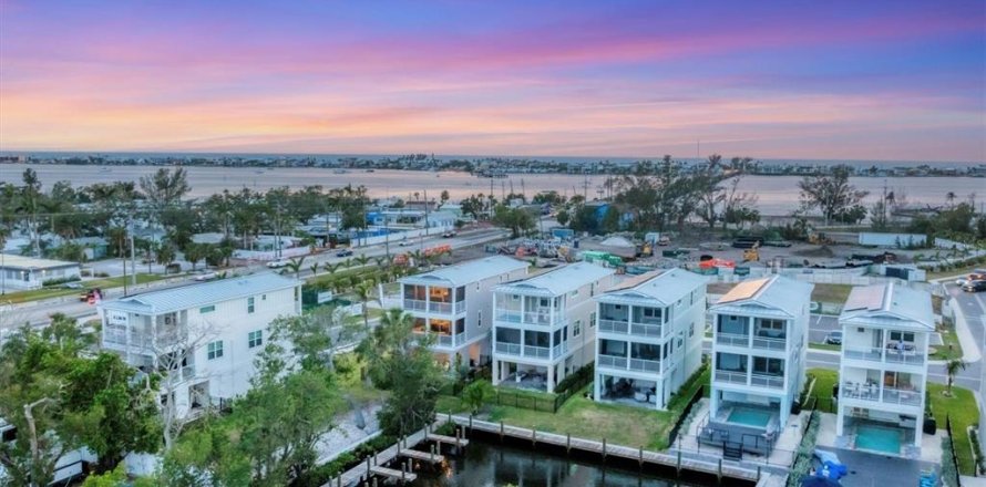 Villa ou maison à HUNTERS POINT à Cortez, Floride 3 chambres, 155.89 m2 № 2147784