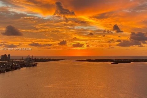 Condominio en Miami Beach, Florida, 2 dormitorios  № 2033957