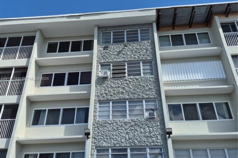 Condo in Hallandale Beach, Florida, 1 bedroom  № 2058004
