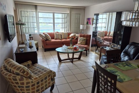 Condo in Hallandale Beach, Florida, 1 bedroom № 2058004 - photo 3
