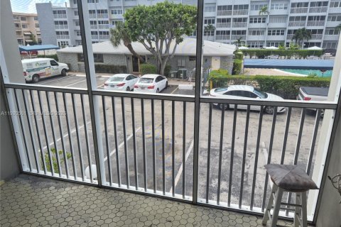 Condo in Hallandale Beach, Florida, 1 bedroom № 2058004 - photo 11