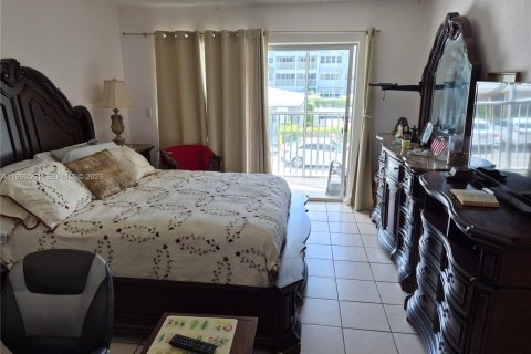 Condo in Hallandale Beach, Florida, 1 bedroom № 2058004 - photo 8