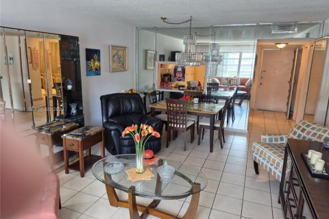 Condo in Hallandale Beach, Florida, 1 bedroom № 2058004 - photo 4