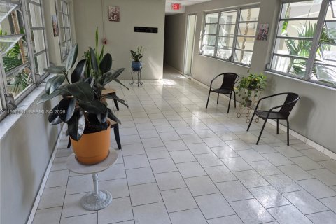 Condo in Hallandale Beach, Florida, 1 bedroom № 2058004 - photo 14